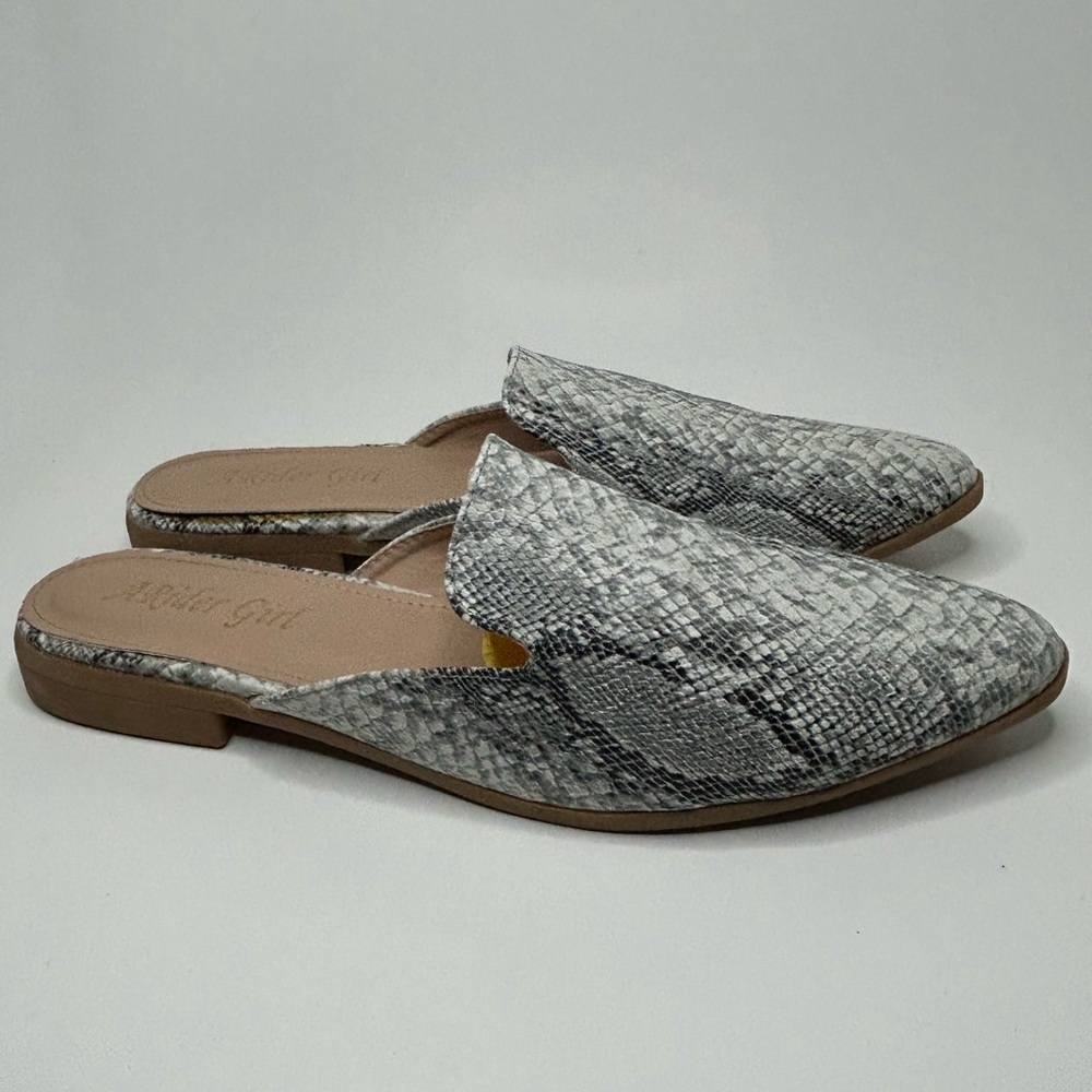 A Rider Girl Grey & White Snake Print Pointed Toe Slip On Mule Flats Size 10 M